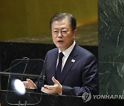 [1보] 문대통령 "한반도 평화에 전력..남북·북미대화 조속 재개 촉구"