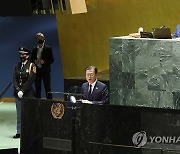 [속보] 문대통령 "북한에 끊임없이 협력 손길 내밀어 달라"