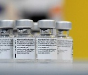 美 FDA, 고위험군 대상 화이자 백신 부스터샷 승인