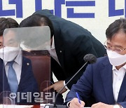 [포토]정책조정회의, '논의하는 윤호중-김병욱'