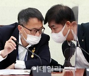 [포토]정책조정회의, '대화하는 박주민-김병욱'