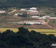 농사일로 분주한 북한주민들