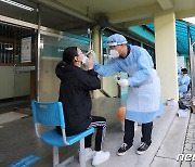 추석 연휴 뒤 다시 열린 교문..등교수업 줄어들라 '촉각'