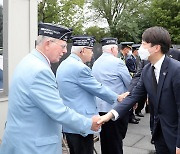 한국전쟁 참전용사들에게 고마움 표하는 이준석 대표