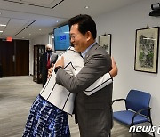 한미경제연구소장과 포옹 나누는 송영길 대표