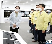 한국전력 김제 변전소 둘러보는 박기영 2차관