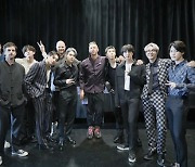 방탄소년단, 콜드플레이와 美서 반가운 재회 "개량한복 선물"[★SNS]