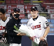 [수원승장]"김재윤, 150, 200S까지 달성 바란다" 이강철 감독 진심어린 축하 전해