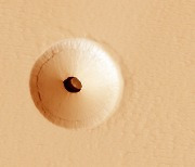 "실화냐?"..SF영화에나 나올 듯한 화성 표면 거대한 구멍