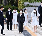 "결혼식장도 백신 인센티브 적용해야"..예비부부들 국회서 '웨딩 시위'