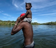 [이 시각] 美 멕시코 국경 아이티 난민 본국 송환작업 착수