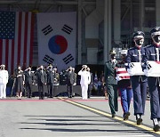 문 대통령, 한국전쟁 전사자 68인 유해와 함께 귀국