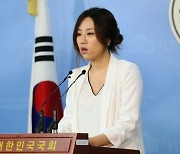 '고발사주 의혹' 제보자 조성은, 윤석열·김웅 고소.."명예훼손"