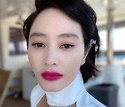 김혜수, 52세 중 가장 섹시..세련된 숏컷+레드립의 '정석'
