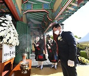 묵념하는 김현모 문화재청장