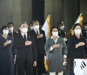 국기에 대한 경례하는 참석자들