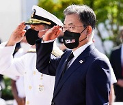 방미 문대통령, 한국전 전사자 유해 인수식 참석