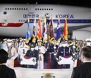 [현장연결] 한국전 참전 국군 유해 68구 고국 품에..봉환식 거행