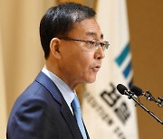 권순일·박영수 이어..김수남 前 총장 몸담은 로펌도 화천대유 '고문'
