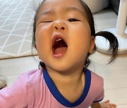 '치과의사♥' 이윤지, 17개월 딸의 농도 짙은 윙크에 심쿵 "아 찐하다"