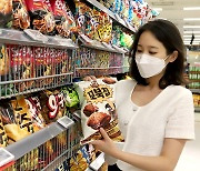 [게시판] 오리온 '꼬북칩 초코츄러스맛' 1년만에 3천만봉 판매