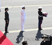 유해 운구 지켜보는 문재인 대통령