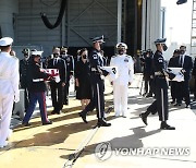 유해 운구하는 의장병