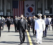 공군 1호기로 이동하는 문 대통령