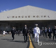 공군 1호기로 이동하는 문 대통령