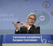 휴대전자기기 충전 커넥터 표준 제시하는 EU