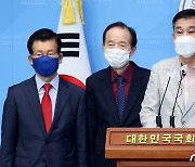 '대장동 개발 의혹' 관련 기자회견 하는 최승재 의원