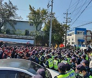 민노총 화물연대 'SPC삼립 청주공장 출하 저지' 경찰과 충돌