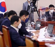 '국회 법사위 전체회의' 의사봉 두드리는 박광온 위원장