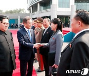 北김여정 "관계회복 용의"..임기말 文정부, 남북관계 물꼬틀까