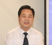 TV토론회 리허설하는 김두관