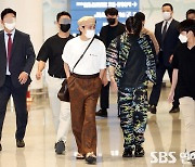 [E포토] 방탄소년단 뷔-정국, '피곤한 귀국길'