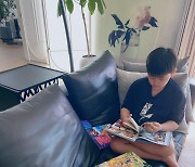 김소현 아들, 10살 되더니 책을 쌓아두고 독서..볼살 쏙 빠지고 '폭풍성장'