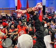 "기업만 배불렸다" 브라질 시민단체, 상파울루 증권거래소 점령