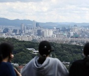 "文 정부, 서울 아파트 값 90% 폭등"..외신이 때렸다