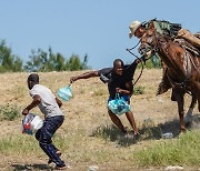 "난민 추방 비인간적" 바이든의 아이티 특사 반기들고 사임