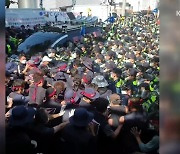 '증차 요구' 파업..방역수칙 단속 경찰과 충돌