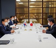 Seoul, Tokyo ministers meet, but remain apart over wartime history