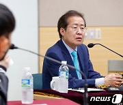 '모교' 고대 찾아간 홍준표.."왜 조민 입학 취소 주저하나"