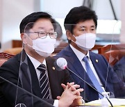 [머니S포토] 국회 법사위 박범계 "대장동 개발 의혹, 신속 조사에 동의"