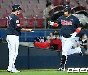 이대호, 1800경기 출장 자축포..6회 3-3 동점 스리런 쾅!