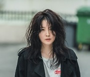'구경이' 이영애, 폭탄 머리·꼬질꼬질한 차림으로 변신..전무후무 캐릭터