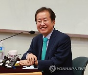 고려대 토크콘서트에서 발언하는 홍준표