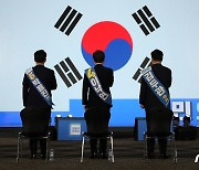 민주당 대선 경선 후보들 '국기에 대한 경례'