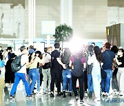 [포토] 블랙핑크 지수 '많은 팬들과 취재진들 사이로 출국'