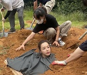 이하늬, 땅에 묻힌 채 얼굴만 빼꼼..넋 나간 표정 "누가 밟고 갈까 봐"